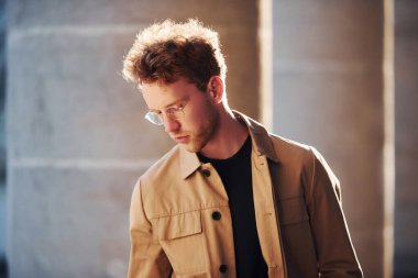 Şehrin dışında şık kıyafetler içinde zarif bir genç adam..