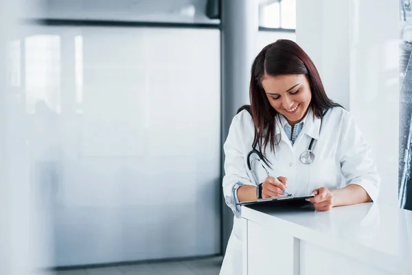 Met Notitieblok Jonge Verpleegster Binnen Een Moderne Kliniek Begrip Gezondheidszorg — Stockfoto