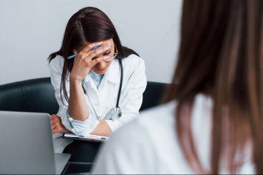 Genç bayan, modern klinikteki kadın doktoru ziyaret ediyor..
