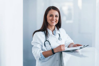 Not defteriyle. Modern klinikteki genç hemşire. Sağlık hizmetleri kavramı.