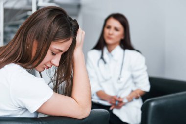 Kız ruhsal çöküntü yaşıyor ve ağlıyor. Genç bayan, modern klinikteki kadın doktoru ziyaret ediyor..