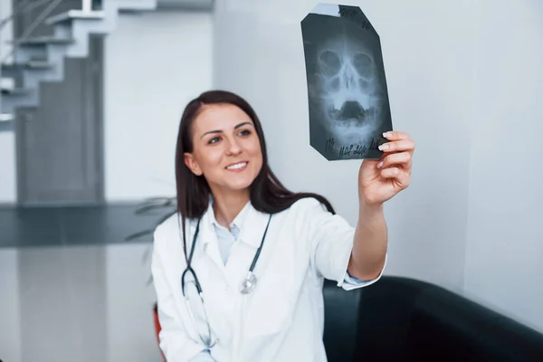 Röntgen Çekiliyor Modern Klinikteki Genç Hemşire Sağlık Hizmetleri Kavramı — Stok fotoğraf