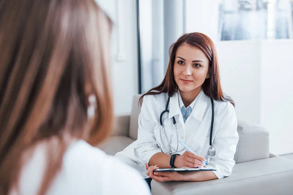 Zitten Praten Jonge Vrouw Bezoek Bij Vrouwelijke Arts Moderne Kliniek — Stockfoto