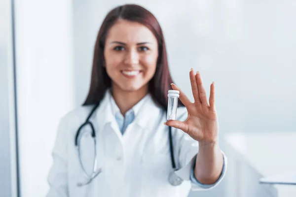 Segurar Drogas Mão Jovem Enfermeira Dentro Casa Clínica Moderna Concepção — Fotografia de Stock