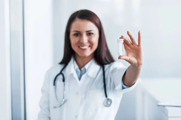 Segurar Drogas Mão Jovem Enfermeira Dentro Casa Clínica Moderna Concepção — Fotografia de Stock