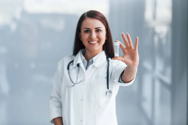 Jovem Enfermeira Segurando Drogas Mãos Dentro Casa Clínica Moderna Concepção — Fotografia de Stock