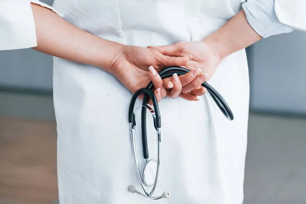 Крупним Планом Вид Молодої Медсестри Знаходиться Приміщенні Сучасній Клініці Концепція — стокове фото