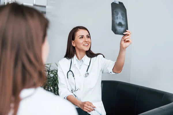 Röntgen Sonuçlarını Gösteriyor Genç Bayan Modern Klinikteki Kadın Doktoru Ziyaret — Stok fotoğraf