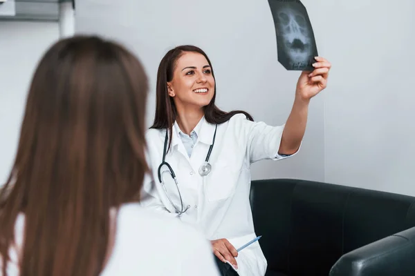 Röntgen Sonuçlarını Gösteriyor Genç Bayan Modern Klinikteki Kadın Doktoru Ziyaret — Stok fotoğraf