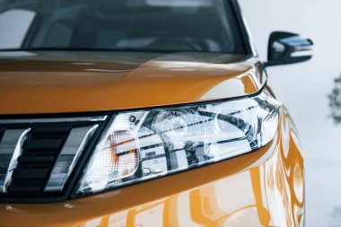 Yepyeni arabanın ön kısmının parçacık görünümünü kapat. İçeriye park ettim..