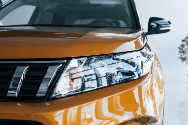 Yepyeni arabanın ön kısmının parçacık görünümünü kapat. İçeriye park ettim..