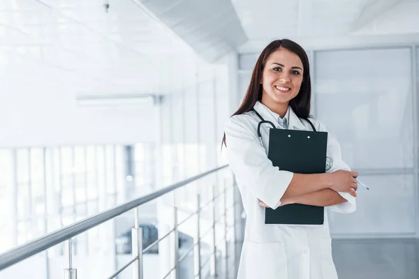 Amistosa Enfermera Joven Interior Clínica Moderna Listo Para Ayudarle — Foto de Stock