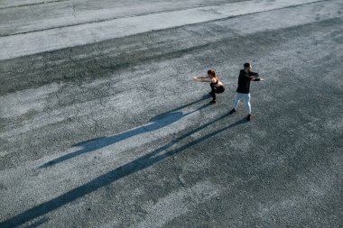 Akşamları yolda spor yapan kadın ve erkek manzarası..