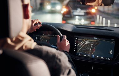 Arabasına binen şık giyinmiş, tıraşsız, yakışıklı adamın arka manzarası..