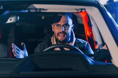 Yakışıklı, tıraşsız, şık elbiseli adam polis tarafından durduruldu..