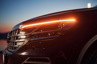 Modern yeni arabanın ön kısmının parçacık görünümünü kapat..