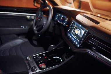 Direksiyon ve navigasyon ekranı. Yeni modern siyah otomobilin ön park manzarasını kapat.