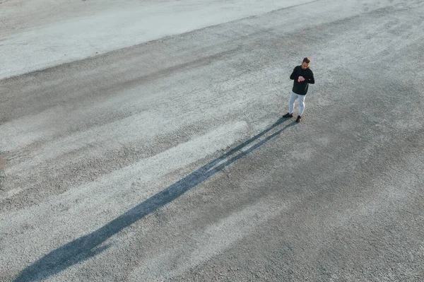 Akşamları tek başına yol kenarında dikilen ve nöbet tutan bir adam..