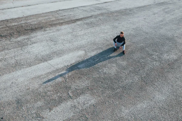 Akşamları yolda tek başına oturan bir adamın en iyi görüntüsü..