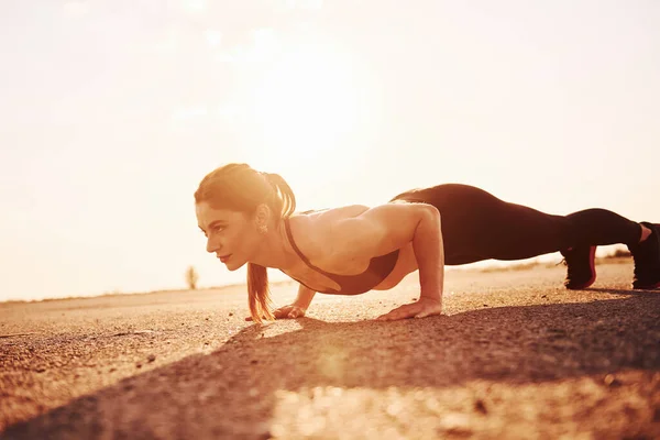 Woman Sportswear Doing Push Ups Road Evening Time — 图库照片