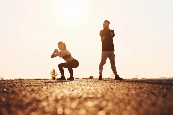 Kobieta Mężczyzna Mają Dzień Fitness Drodze Wieczorem Razem — Zdjęcie stockowe