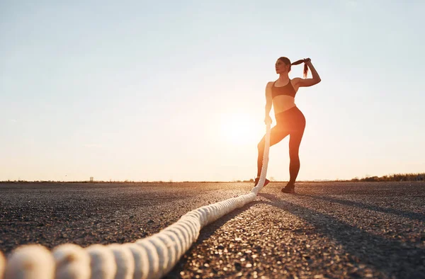 Vrouw Sportkleding Training Met Knopen Weg Avond Tijd — Stockfoto