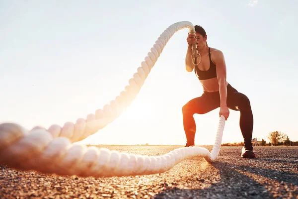 Žena Sportovním Oblečení Trénink Uzly Silnici Večerních Hodinách — Stock fotografie