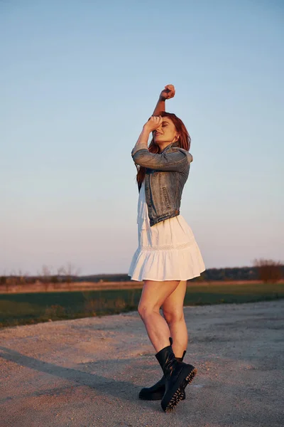 Redhead Woman Skirt Standing Posing Camera Road Evening Time — 스톡 사진