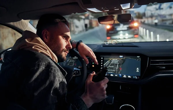 İçkili araba kullanma. Arabasının içinde şık giyinmiş, tıraşsız, yakışıklı bir adam..