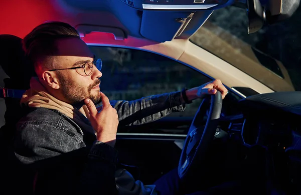 Yakışıklı, tıraşsız, şık elbiseli adam polis tarafından durduruldu..