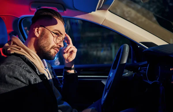 Yakışıklı, tıraşsız, şık elbiseli adam polis tarafından durduruldu..