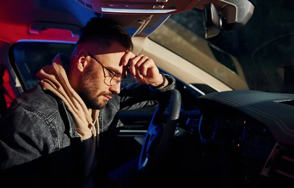 Yakışıklı, tıraşsız, şık elbiseli adam polis tarafından durduruldu..