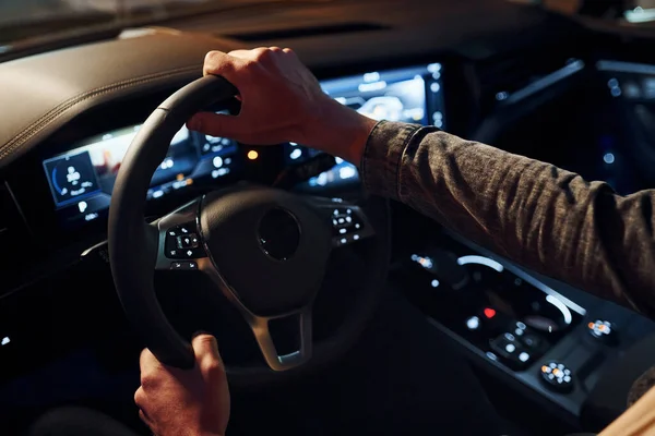 Şık giyinmiş, traşsız yakışıklı bir adam otomobiline biniyor..