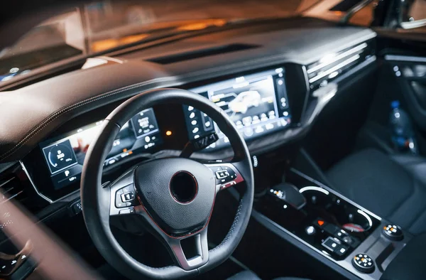 Direksiyon ve navigasyon ekranı. Yeni modern siyah otomobilin ön park manzarasını kapat.