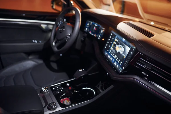Direksiyon ve navigasyon ekranı. Yeni modern siyah otomobilin ön park manzarasını kapat.
