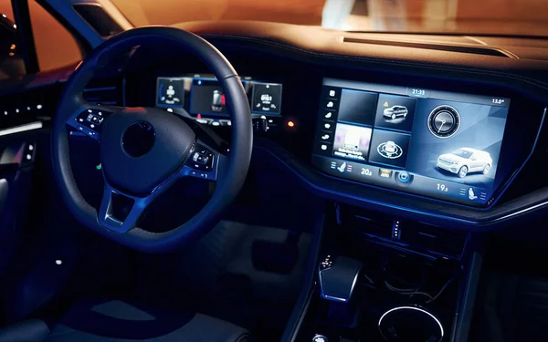 Direksiyon ve navigasyon ekranı. Yeni modern siyah otomobilin ön park manzarasını kapat.