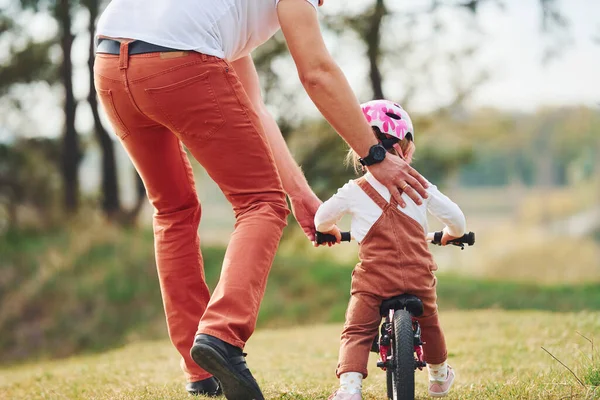 Padre Camisa Blanca Enseñando Hija Montar Bicicleta Aire Libre — Foto de Stock