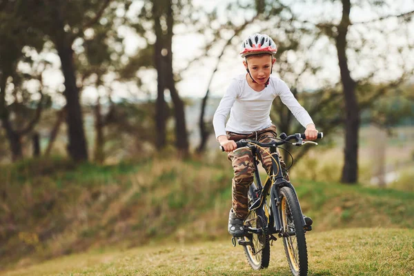 Jonge Jongen Rijden Zijn Fiets Buiten Het Bos Overdag — Stockfoto