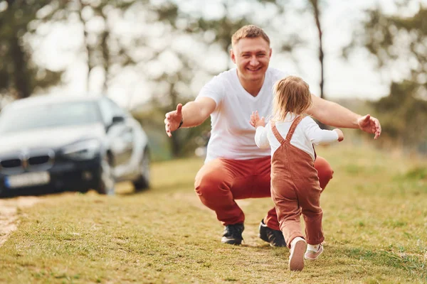 Père Vêtements Décontractés Ont Marcher Amuser Avec Fille Plein Air — Photo