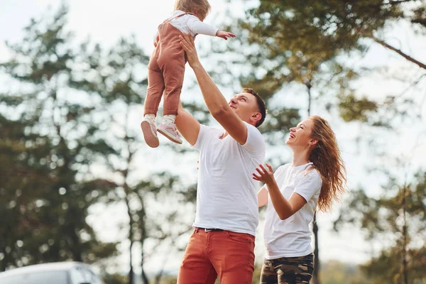 Anne ve baba hafta sonunu kızlarıyla birlikte ormanda geçiriyorlar..