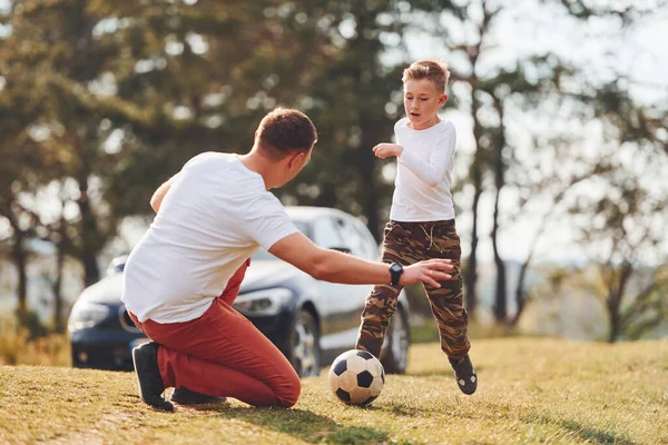 Hraju Fotbal Otec Jeho Syn Spolu Tráví Víkend Venku Lesa — Stock fotografie