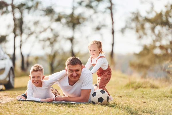 Padre Con Hijita Hijo Tendidos Suelo Aire Libre Cerca Del — Foto de Stock