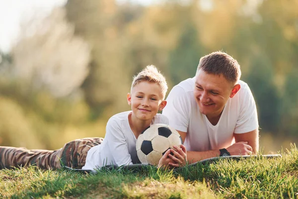 Con Pelota Fútbol Padre Con Hijo Acostado Suelo Juntos Aire — Foto de Stock
