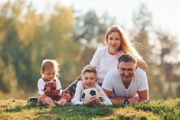 Avec Ballon Foot Joyeux Famille Allongée Extérieur Près Forêt Avec — Photo