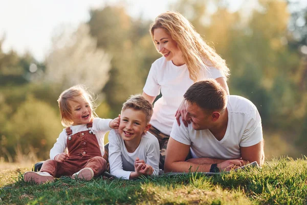 Familia Feliz Acostada Aire Libre Cerca Del Bosque Con Hija —  Fotos de Stock