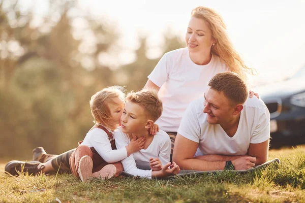 Familia Feliz Acostada Aire Libre Cerca Del Bosque Con Hija —  Fotos de Stock