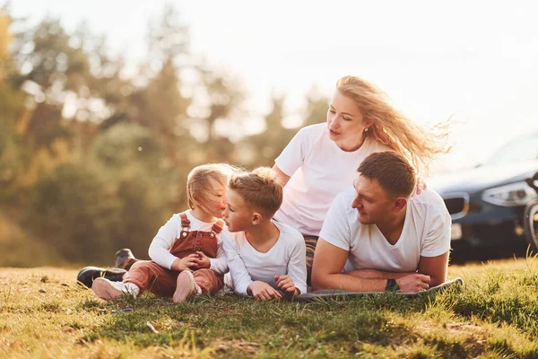 Familia Feliz Acostada Aire Libre Cerca Del Bosque Con Hija —  Fotos de Stock