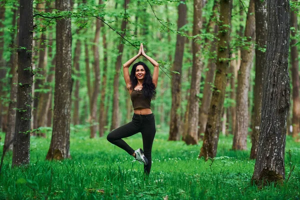 Pozitivní Brunetka Dělá Fitness Venku Lese Dne — Stock fotografie