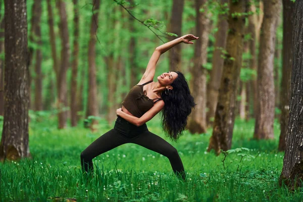 Pozitivní Brunetka Dělá Fitness Venku Lese Dne — Stock fotografie