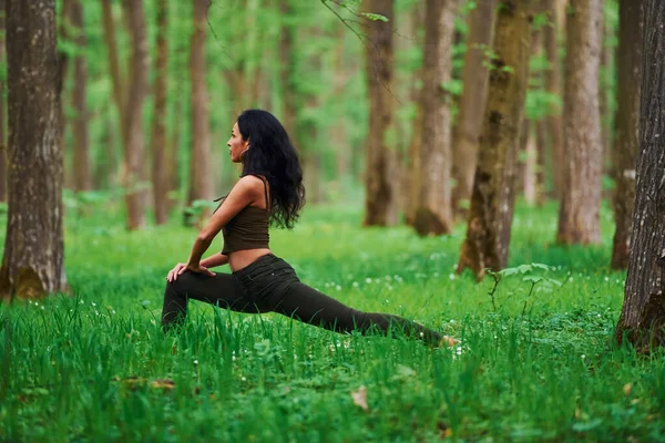 Pozytywne Brunetka Robi Fitness Świeżym Powietrzu Lesie Ciągu Dnia — Zdjęcie stockowe